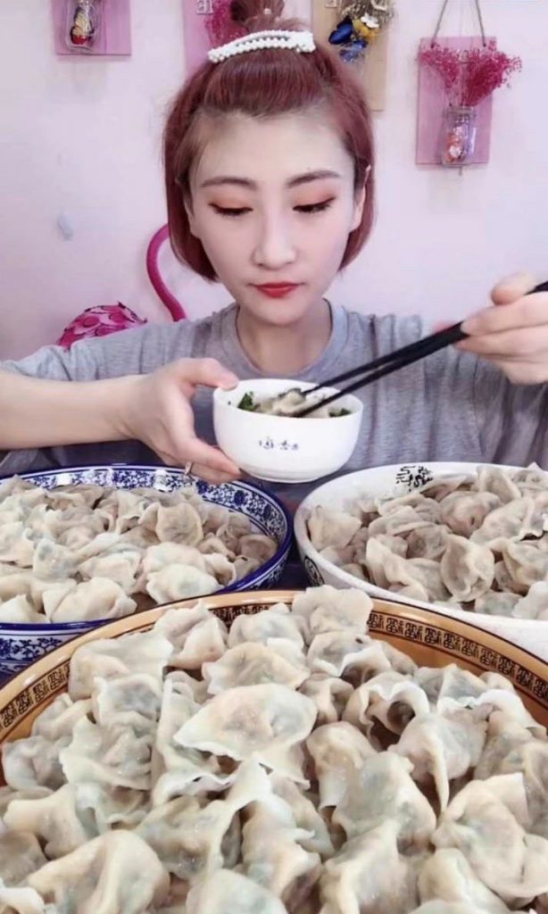 大胃王桐桐哭诉离婚，老公坐享600万？催吐暴食祸害的可是她的生命！