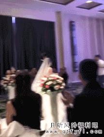 新娘出轨新郎姐夫，新郎在婚礼上播放其出轨视频。