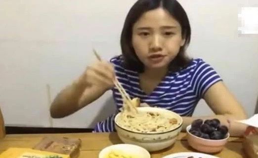 大胃王桐桐哭诉离婚，老公坐享600万？催吐暴食祸害的可是她的生命！