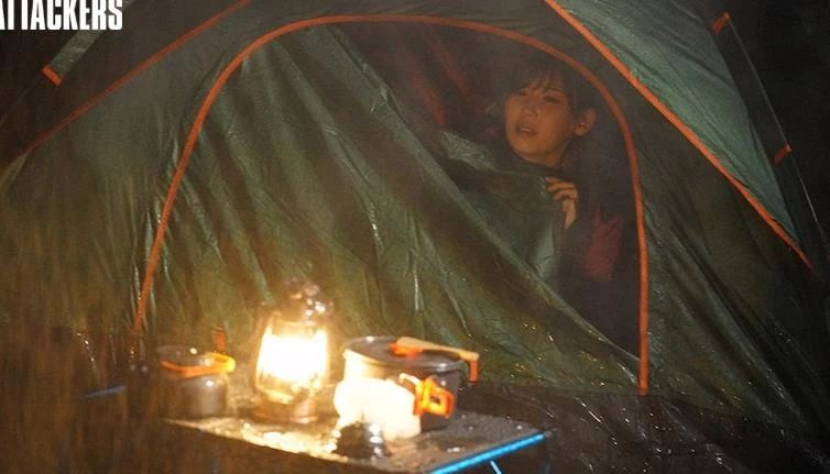 当露营遇上暴雨，和大嫂明里つむぎ被困在山中小屋……