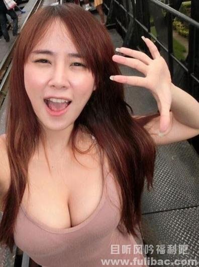泰国最胸妹爆红 最胸女主播裹浴巾打游戏