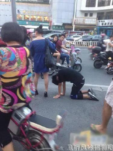 又是什么岛国剧情?男子脖子拴绳被女子牵着跪地爬行