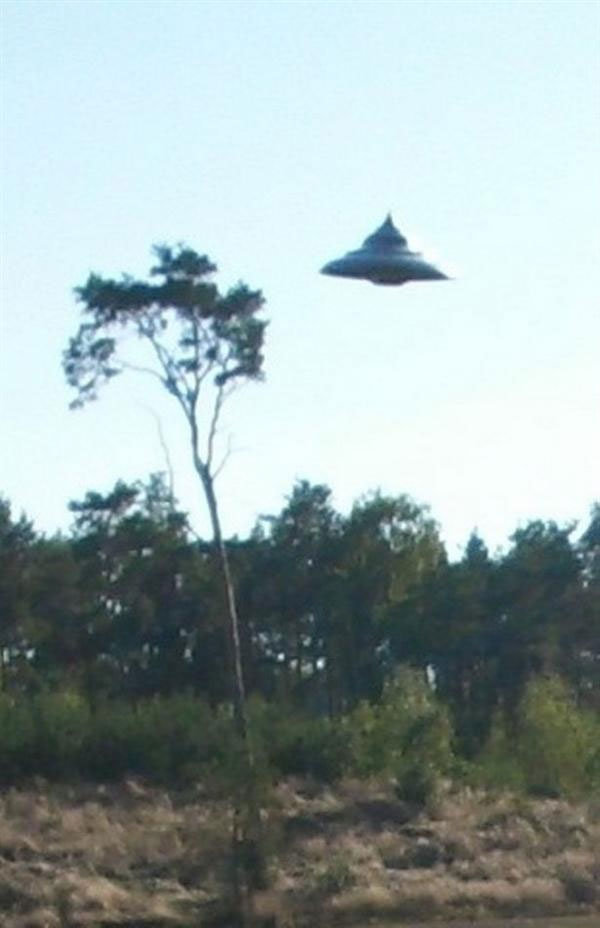 波兰男子拍到罕见UFO清晰照 40年来最为清晰的目击照
