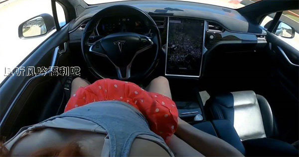美国情侣特斯拉开自动驾驶模式玩车震