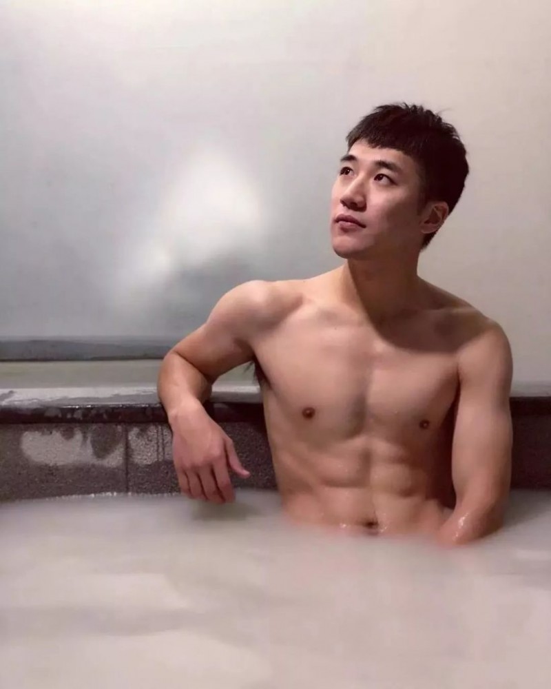 兵哥哥训练完泡浴缸像极了男友视角，爱上了。