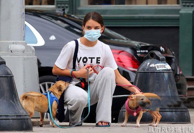 汤姆·克鲁斯女儿独自外出 当街吃高颜甜点太可爱