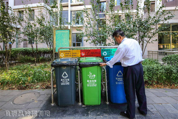 上海一男子因为垃圾分类将分类指导员掐晕