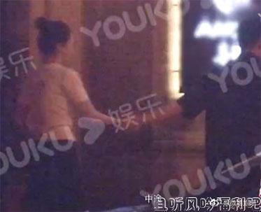 董璇夜会90后男演员苏小玎，这难道是董璇的新恋情吗？